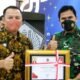 Dandim 0201/Medan saat menerima Plakat. (Foto/Ist).