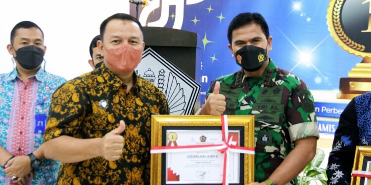 Dandim 0201/Medan saat menerima Plakat. (Foto/Ist).