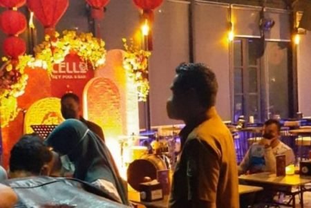 Suasana De Paris Hotel Medan saat razia. (Foto/Ist).