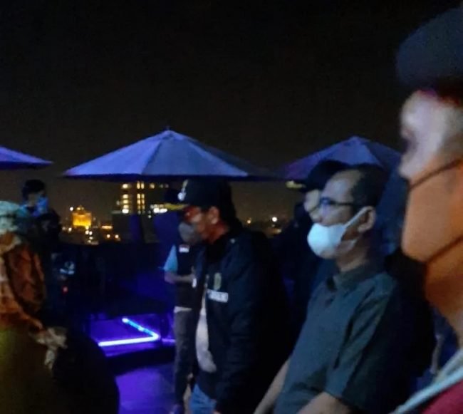 Anggota DPRD Medan, Antonius Devolis Tumanggor serta perwakilan Warga Sei Agul bersama unsur Kecamatan dan Polsek Medan Barat melaksanakan Razia ke De Paris Hotel. (Foto/Ist).