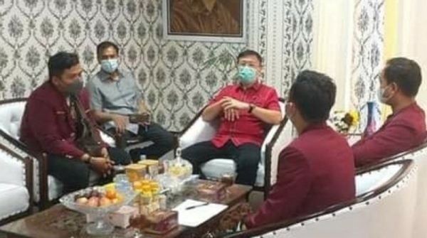 Ketua DPRD Medan bersama DPD IMM Sumut. (Foto/Ist).