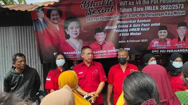 Wong Chun Seng Tarigan bersama kader pada HUT PDIP. (Foto/Ist).