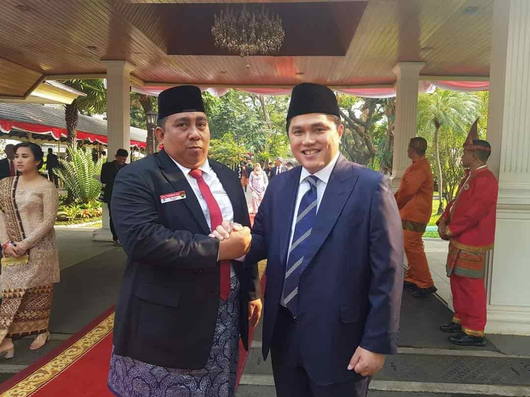 Said Aldi (jas hitam) berjabat tangan dengan Menteri BUMN Erick Thohir. (Foto/Ist).