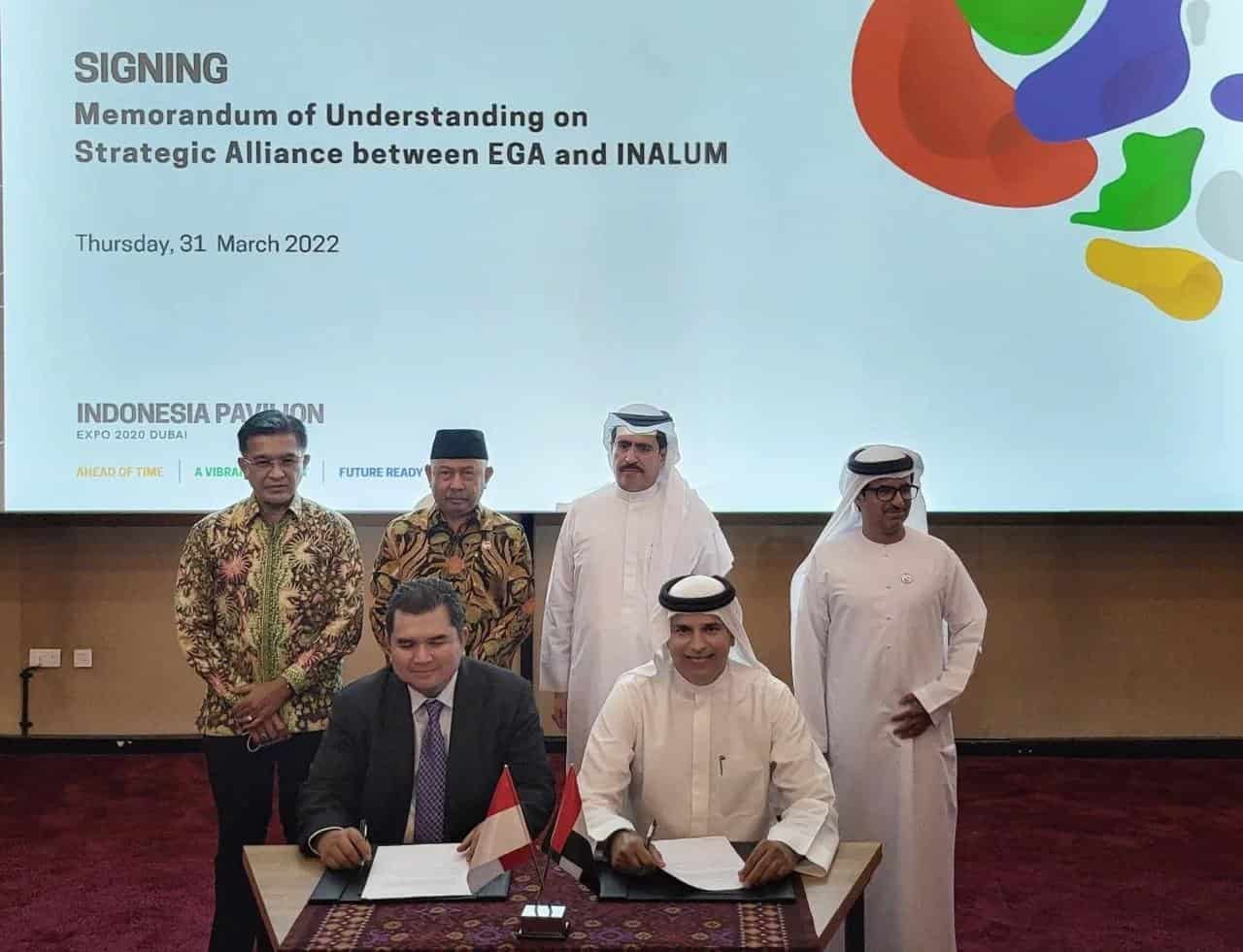 Direktur Utama INALUM Hendi Prio Santoso dan CEO EGA Abdulnasser bin Kalban (posisi duduk) bersama jajaran. (Foto/Humas).