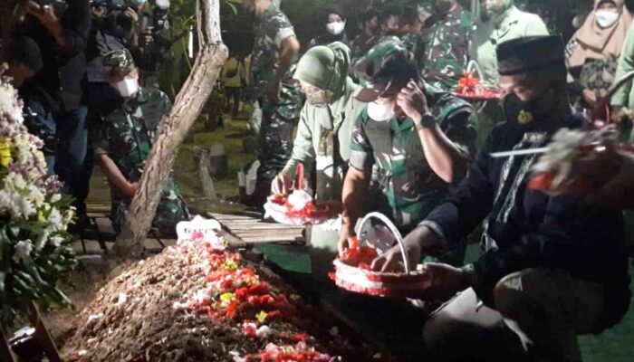 KSAD Jenderal TNI Dudung Abdurachman Takziyah ke Makam Prajurit Sertu Eka