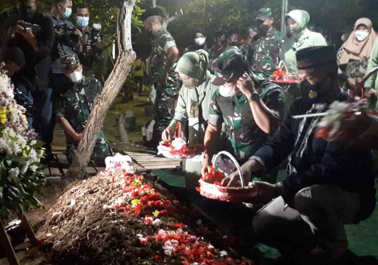 KSAD Jenderal TNI Dudung Abdurachman saat Takziyah ke Makam Prajurit Sertu Eka. (Foto/Humas).