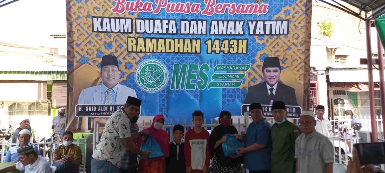 DPP BKPRMI saat memberikan bingkisan Ramadhan Kepada Ratusan Kaum Duafa dan Anak Yatim. (Foto/Humas).