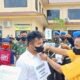 Oknum TNI Pratu Budi Htgol, saat memerankan memukul Azhar di depan warung tuak. (Foto/Humas).