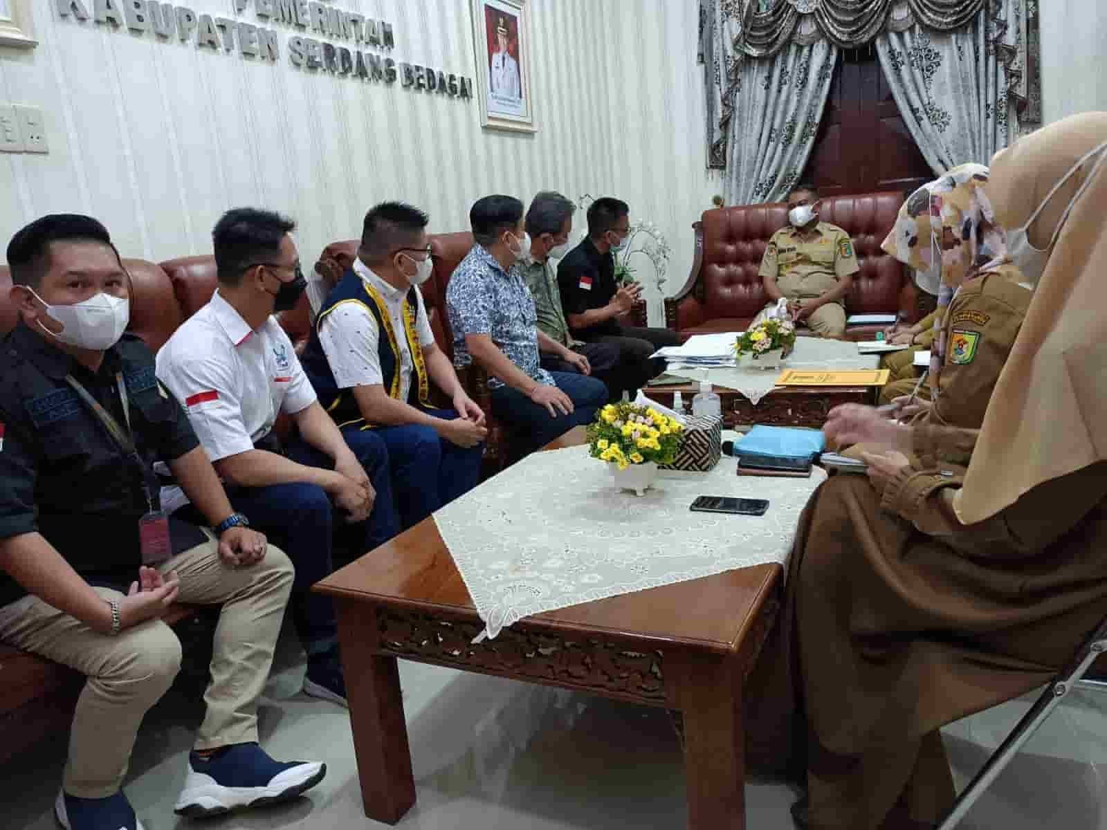 Bupati Sergai saat terima audensi YIHLP. (Foto/Humas).