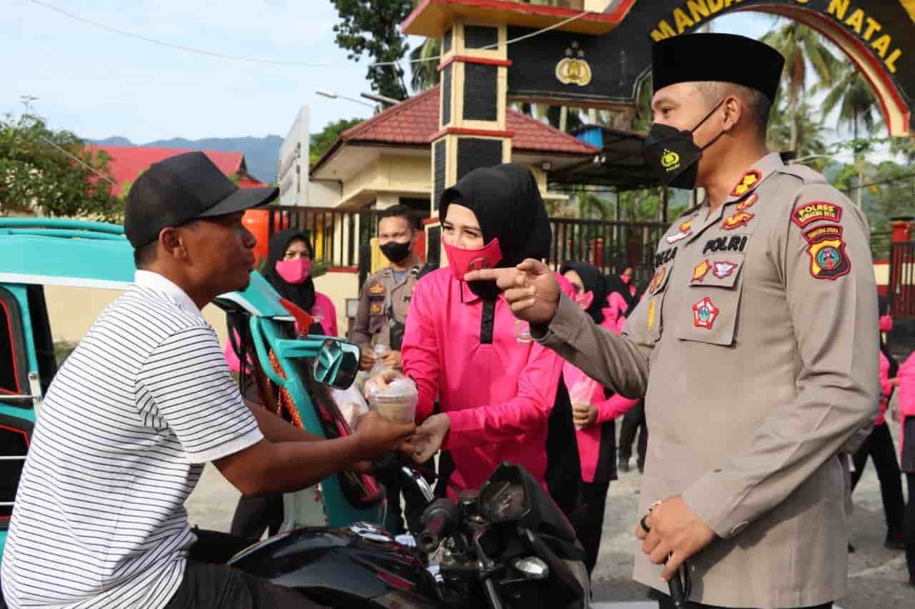Kapolres Madina dengan Ibu Ketua Bhayangkari Madina saat berbagi takjil. (Foto/Humas).