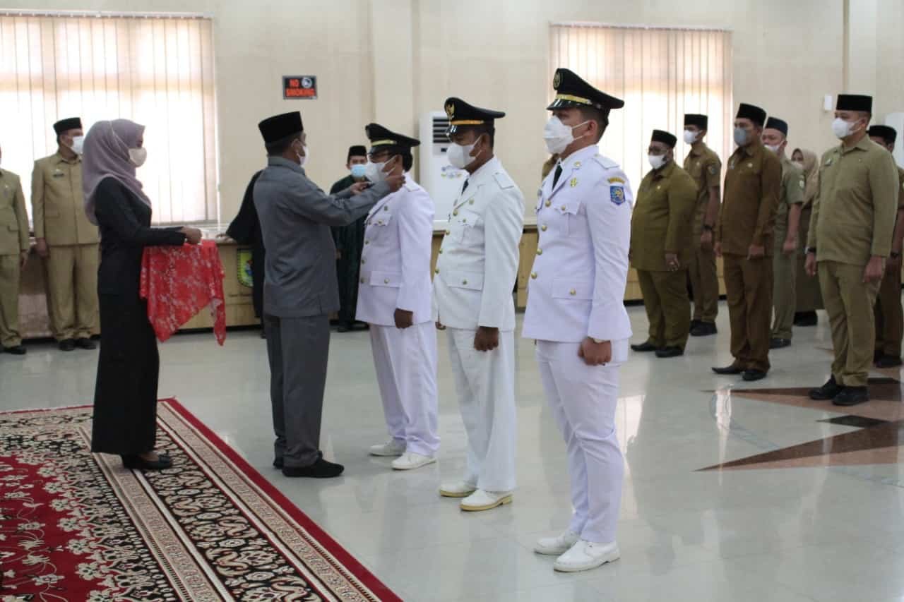 Bupati sergai saat melantik. (Foto/Humas).