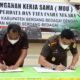 Bupati Sergai dan Kajari saat tandatangani MoU. (Foto/Humas).