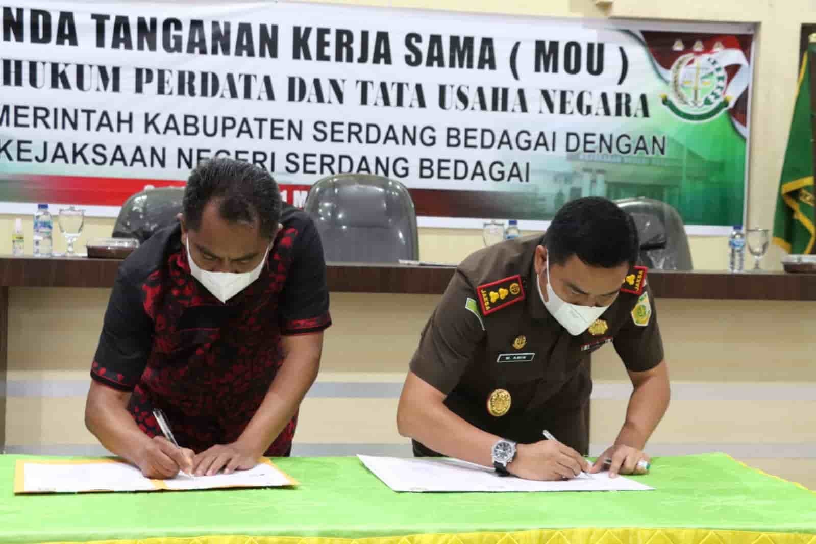 Bupati Sergai dan Kajari saat tandatangani MoU. (Foto/Humas).