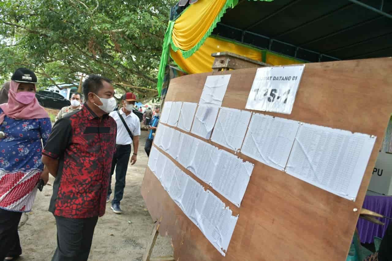 Bupati Sergai saat tinjau Pilkades. (Foto/Humas).