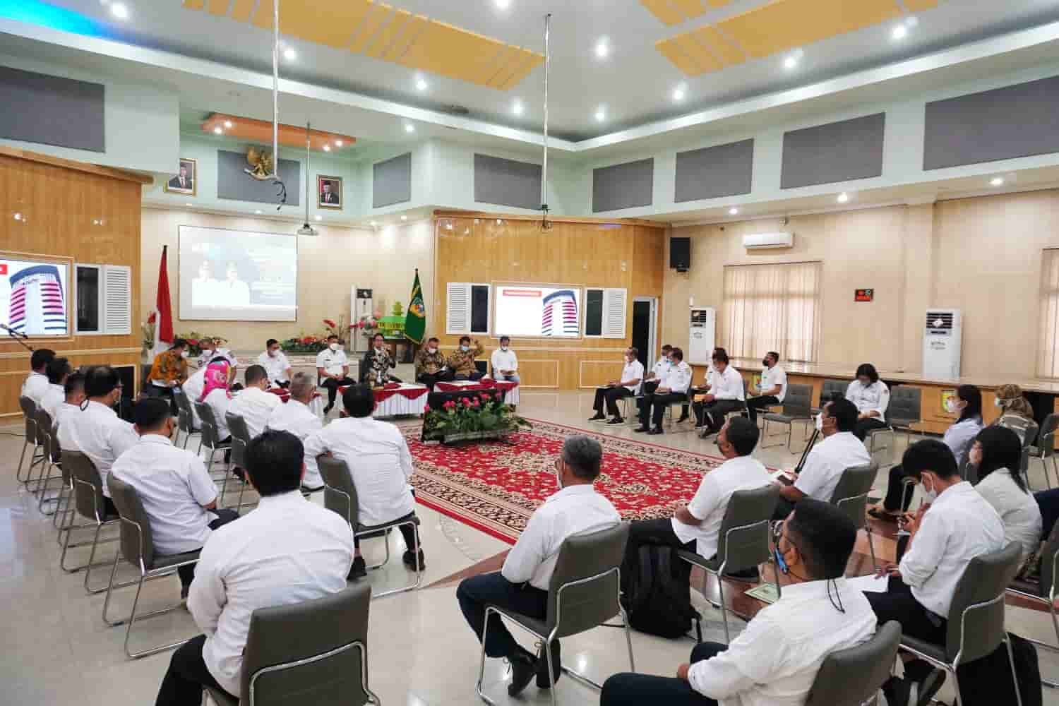 Wabup Sergai Adlin beserta jajaran pemkab saat terima kunjungan tim KPK. (Foto/Humas).