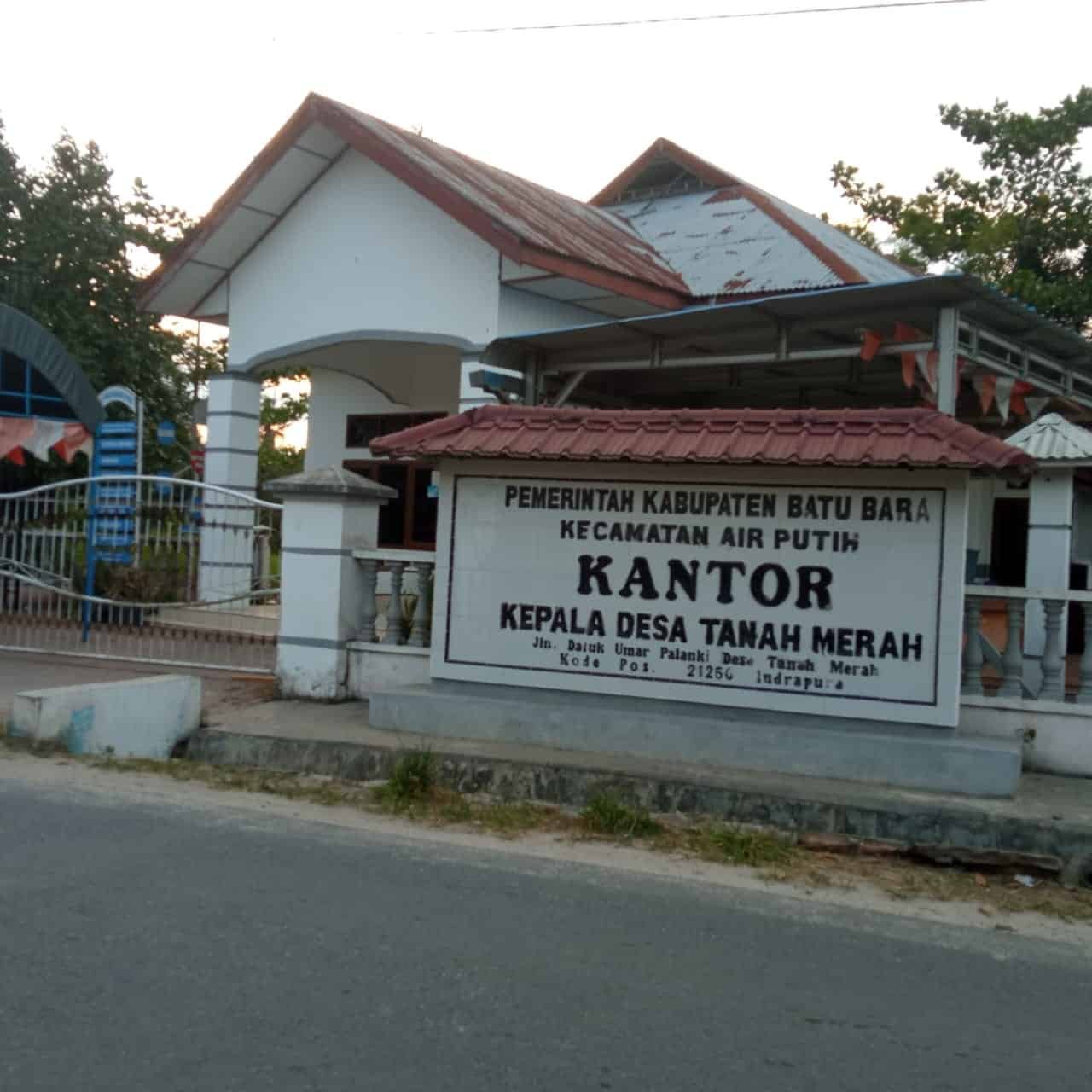 Kantor Kepala Desa Tanah Merah di Jalan Datuk Umar Palangki. Kamis (07/04/2022). (Foto/Eka Suhendra).