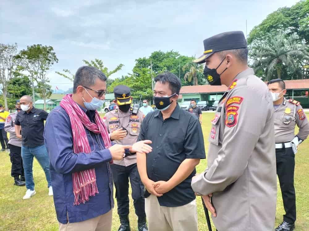 Anggota Komisi III DPR RI, Hinca Panjaitan ketika berdialog dengan Kapolres Madina, AKBP HM Reza CAS, SIK, MH didampingi Kasatreskrim, AKP, Edi Sukamto, Lapangan Terbang Kompi Mangga Dua, Kamis (07/04/2022). (Foto/Humas).