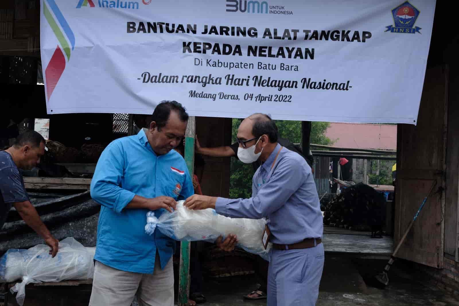 VP TJSL/CSR INALUM Ali Hasian yang mewakili INALUM saat memberi bantuan ke nelayan. (Foto/Humas).