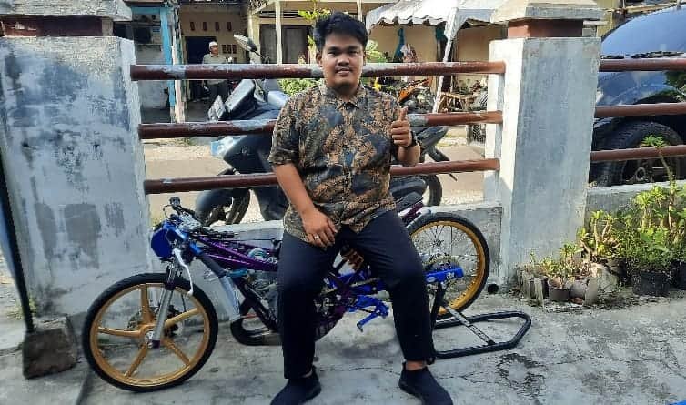 dr Rizki F Batu Bara dengan Motornya. (Foto/Humas).
