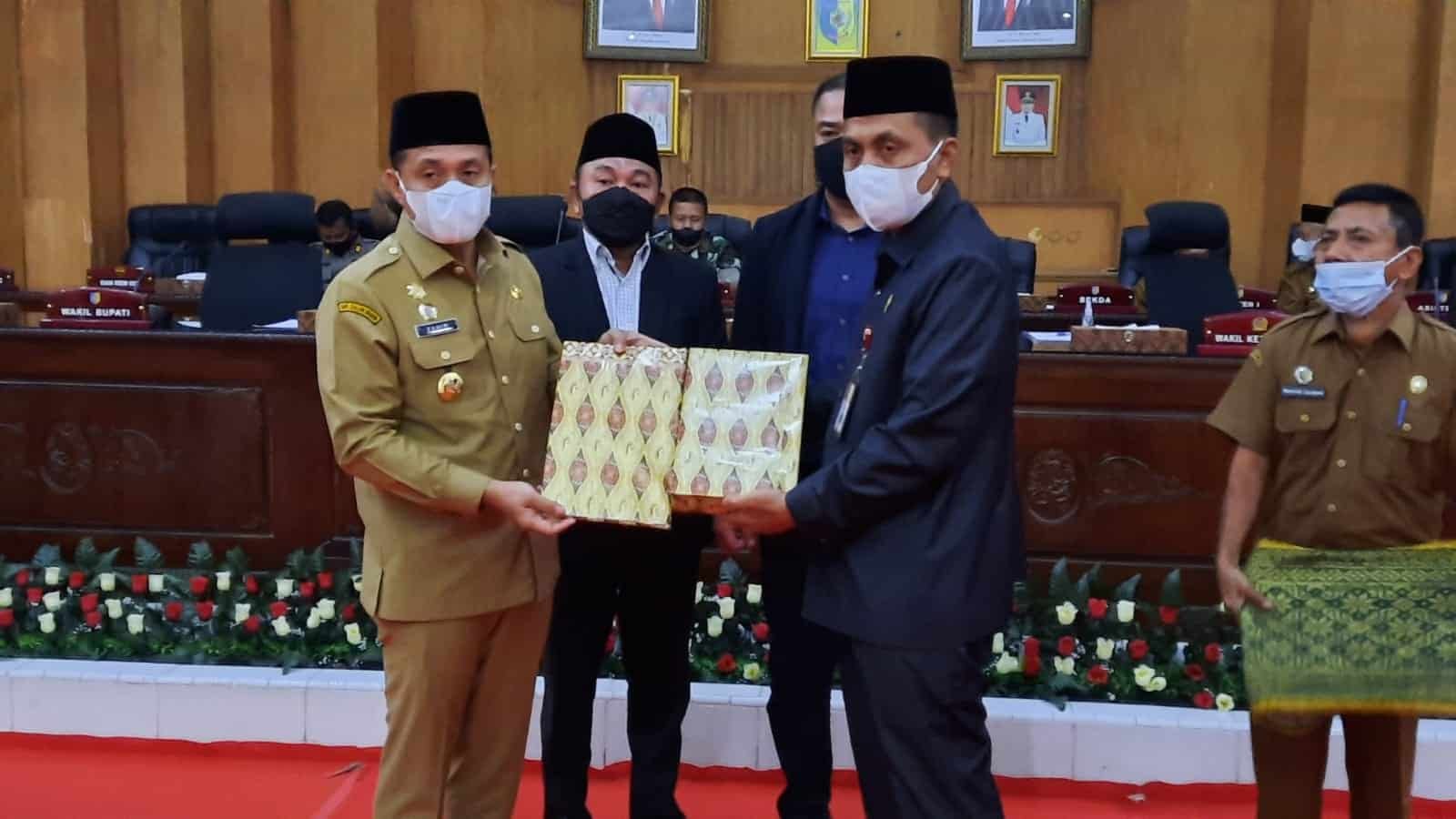 Bupati Batu Bara bersama ketua DPRD. (Foto/Ist).