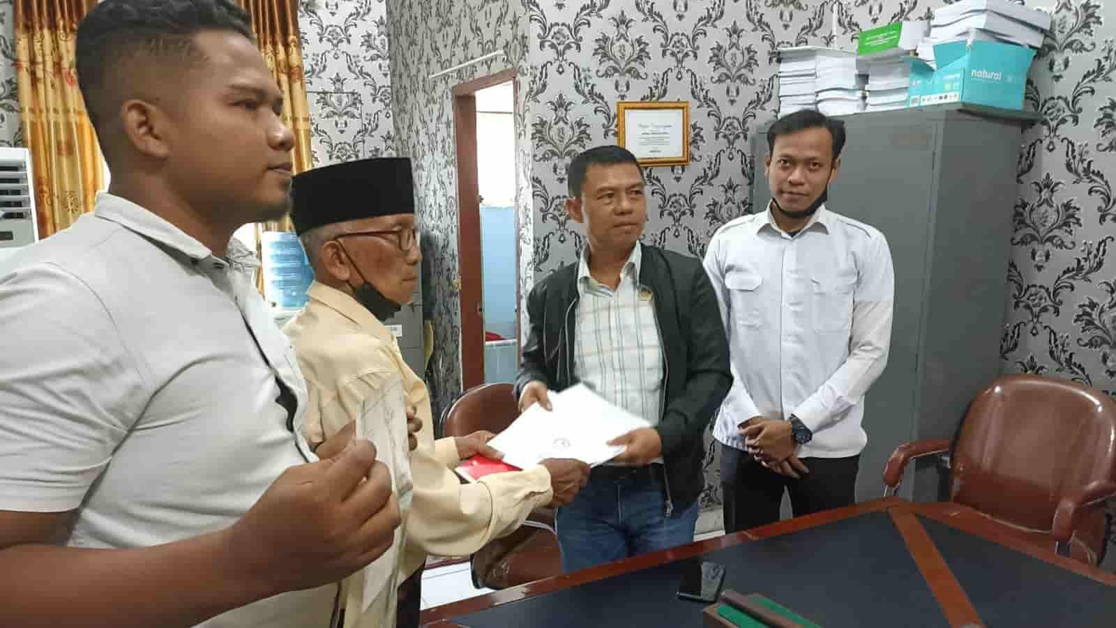 Ketua Poktan Karang Makmur , saat menemui Ketua Komisi 1 Azhar Amri. (Foto/Eka suhendra).