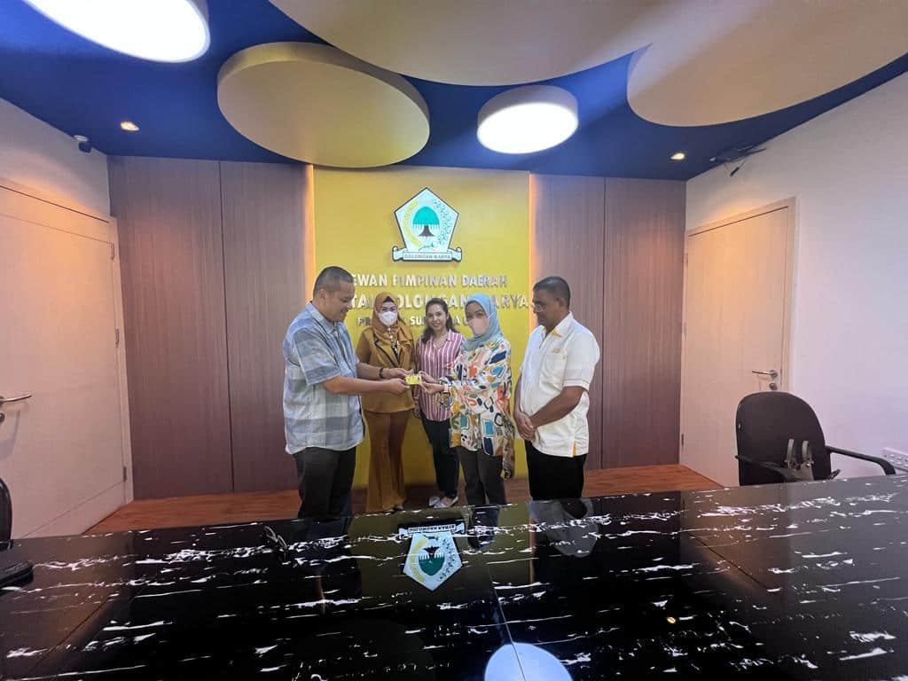 Srikandi muslim saat disambut hangat oleh Sekretaris DPD Partai Golkar Sumut Datuk Ilhamsyah didampingi Wakil Ketua Muhammad Dahli dan ketua DPD Partai Golkar Deli Serdang H. Hamdani Syahputra. (Foto/Humas).