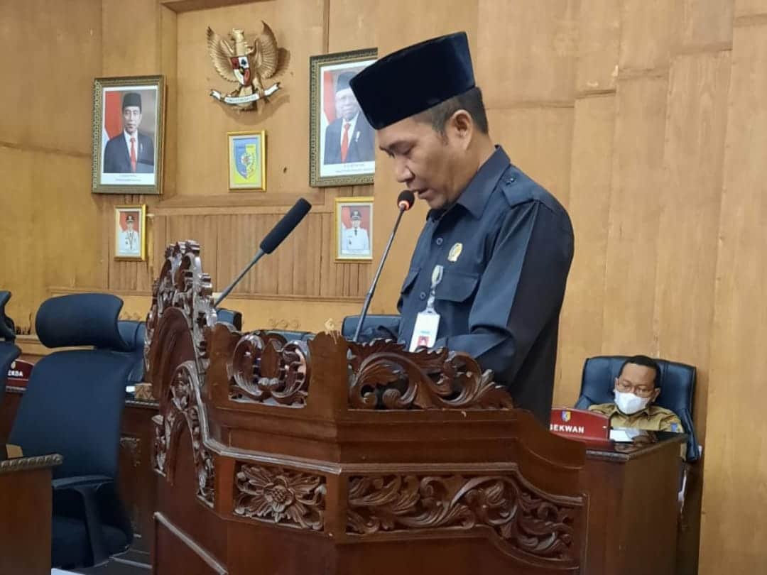 Juru bicara Partai Nasdem Muksin membacakan Pandangan Umum Fraksi. (Foto/Eka Suhendra).