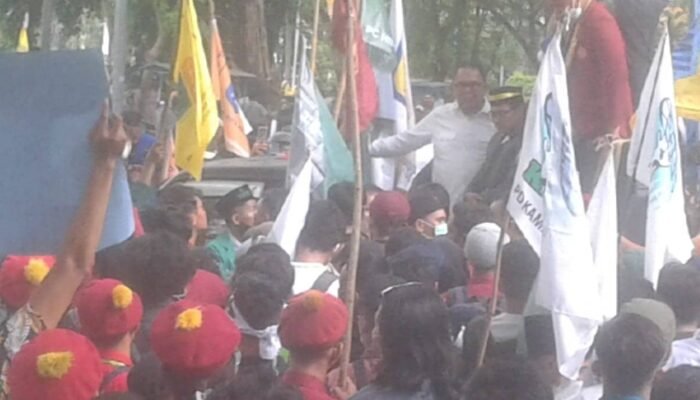 Ratusan Mahasiswa ‘Dobrak’ DPRD SU Tolak Kenaikan BBM dan Harga Sembako