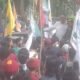 Mahasiswa dari berbagai elemen saat aksi demo di depan gerbang gedung DPRD Sumut. (Foto/Ist).