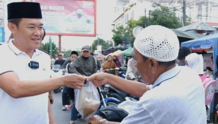 Ketua Harian Golkar Tanjungbalai Borong Takjil Untuk Masyarakat