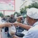 Tengku Eswin saat mbagikan takjil. (Foto/Tim).