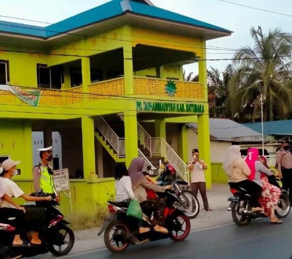 PC Pemuda Muhammadiyah berbagi takjil didepan Gedung Dakwah Jalinsum Indrapura dibantu personil Pos Lantas dan Polsek Indrapura. (Foto/Humas).