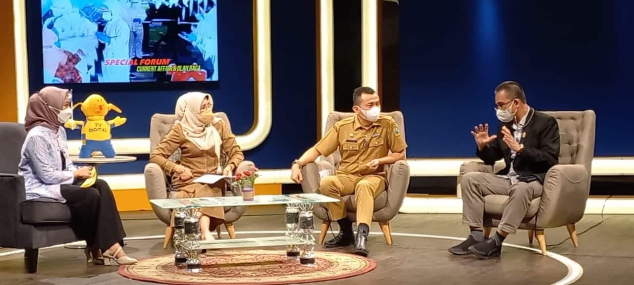Ahmad Hadian (kanan) saat berdialog interaktif acara Sumut menyapa. (Foto/Ist).