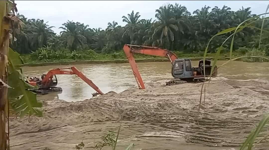 alat berat dilokasi galian. Selasa (19/04/2022). (Foto/Eka Suhendra).