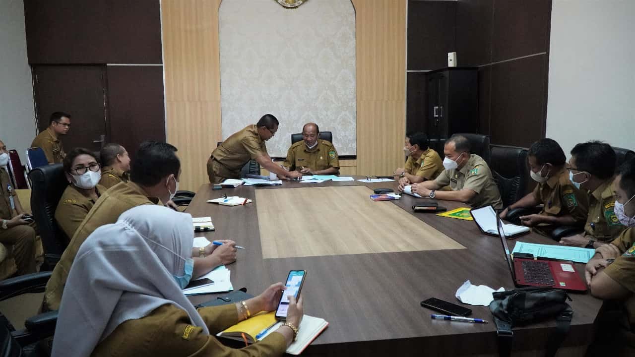 Plt Bupati Langkat saat pimpin rapat. (Foto/Ist).