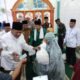 Plt Bupati saat serahkan bantuan. (Foto/Ist).