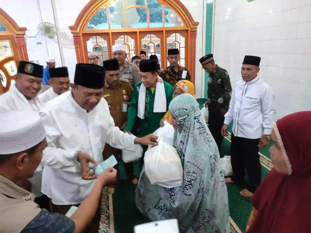 Plt Bupati saat serahkan bantuan. (Foto/Ist).