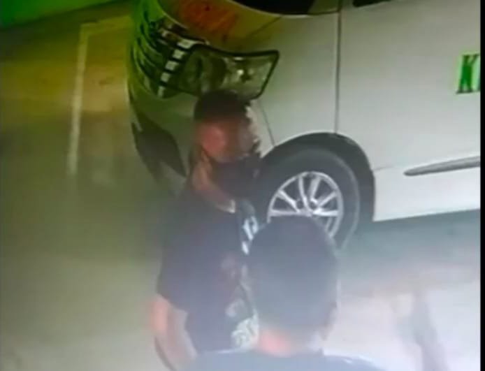 Pelaku memakai baju kaos saat masuk ke Klinik Permata Bunda. (Foto/Humas).