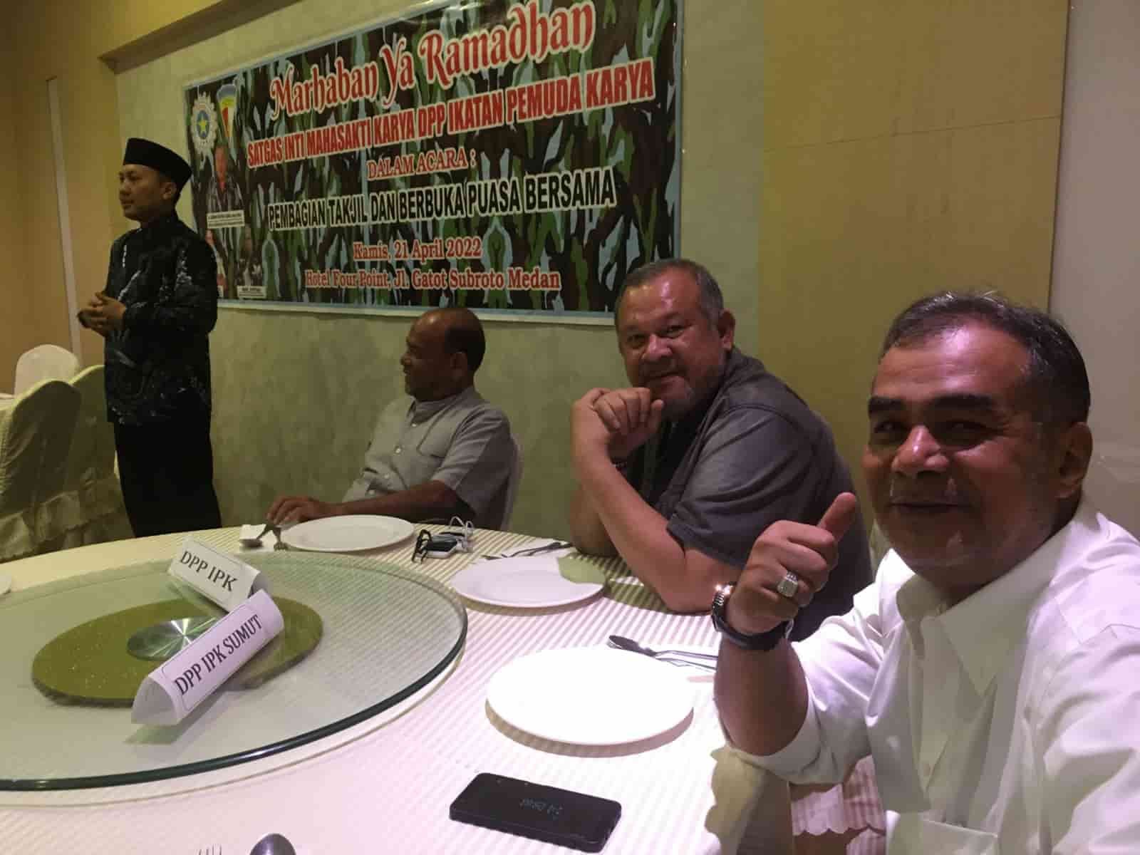 H Edwin Ginting Suka saat mendengarkan tausyiah ustad. (Foto/Ist).