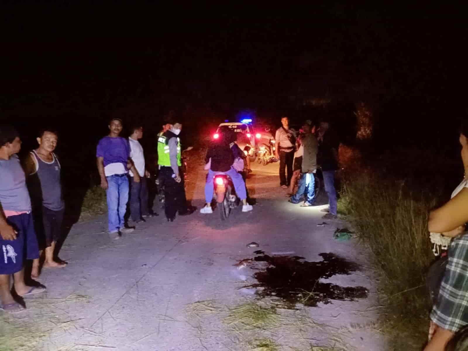 Petugas Satlantas Polres Batu Bara, saat lakukan cek TKP di Desa Sukaramai, Air Putih. (Foto/Humas).