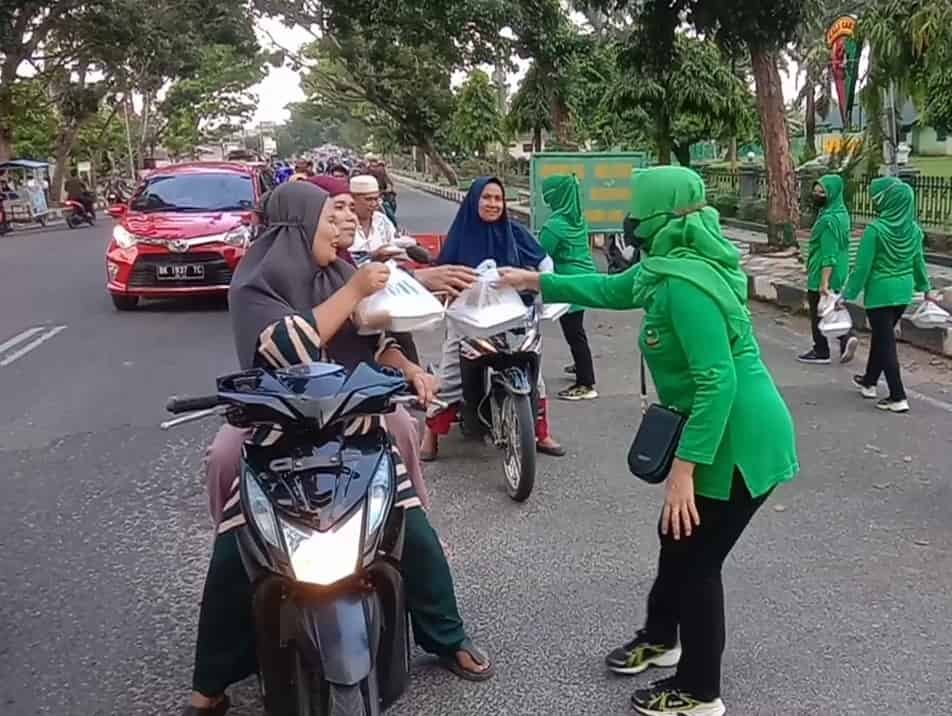 Ibu Persit Kartika Candra Kirana saat berbagi takjil. (Foto/Humas).