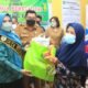 Ketu PKK Sergai saat memberi bantuan. (Foto/Humas).