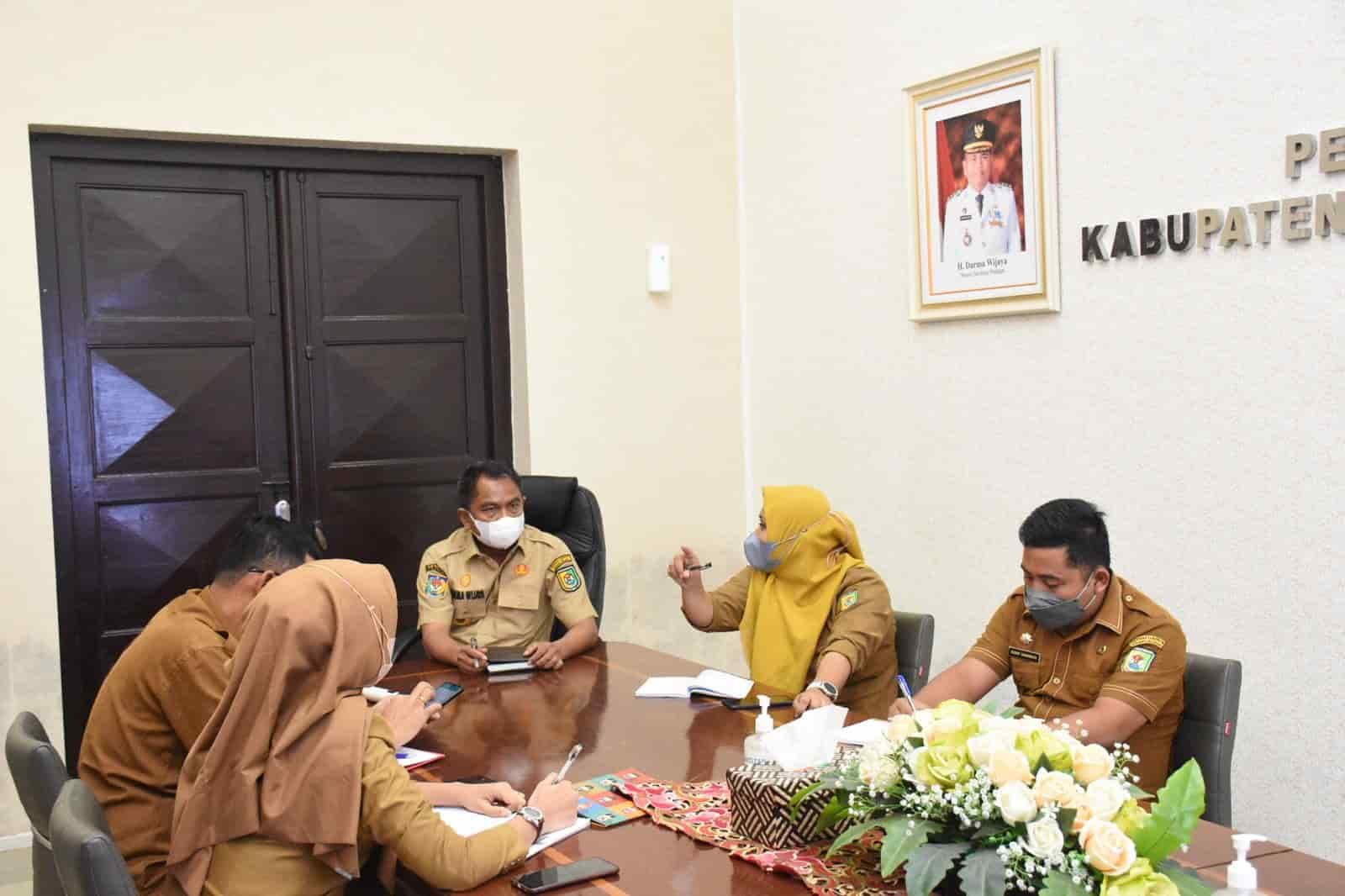 Bupati Sergai saat pimpin rapat desa wisata. (Foto/Humas).