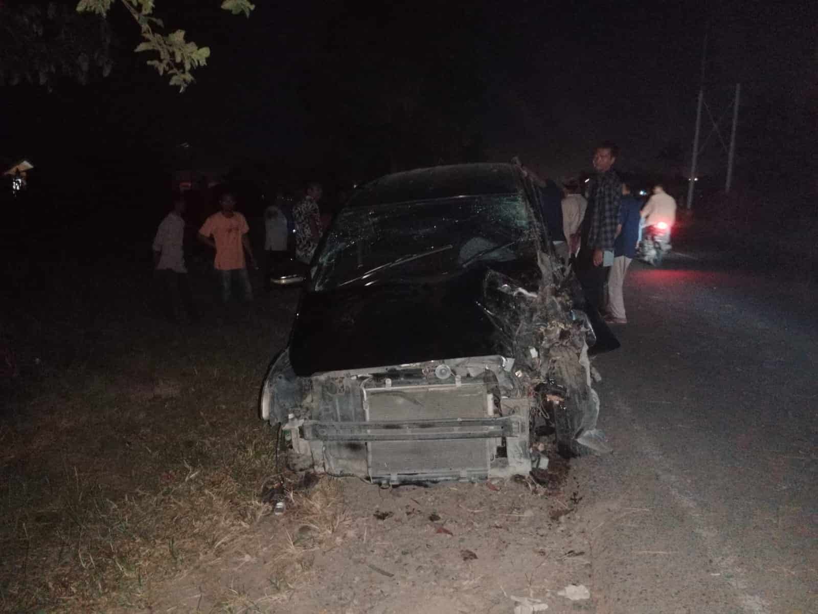 Minibus Ertiga dan sepeda motor korban dalam kondisi ringsek berat.(Foto: Humas).