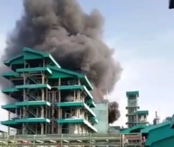 Asap pekat yang berasal dari lokasi perusahaan diduga tabung alkohol yang meledak. (Foto: Sholeh).