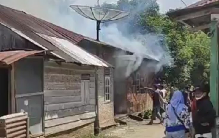 Asap tebal mengepung rumah Benni Naibaho di Desa Bandar Pasir Mandoge, Asahan, dua anak tewas terbakar.