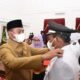 Bupati Sergai saat melantik Kades terpilih. (Foto: tim).