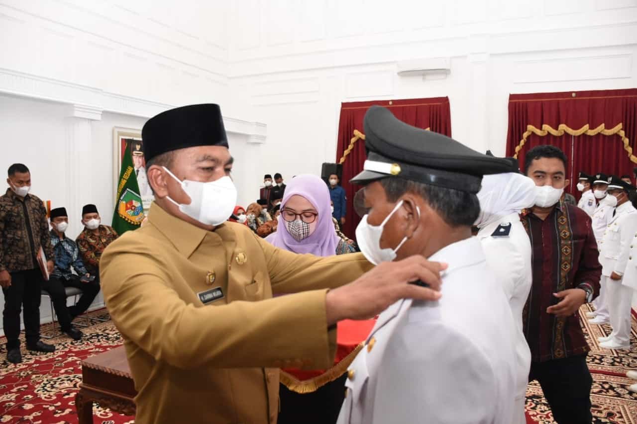 Bupati Sergai saat melantik Kades terpilih. (Foto: tim).