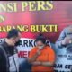Ibu Kepling inisial Ais saat diintrogasi Wakil Wali Kota Medan dan 2 tersangka disampingnya. (Foto: Tim).