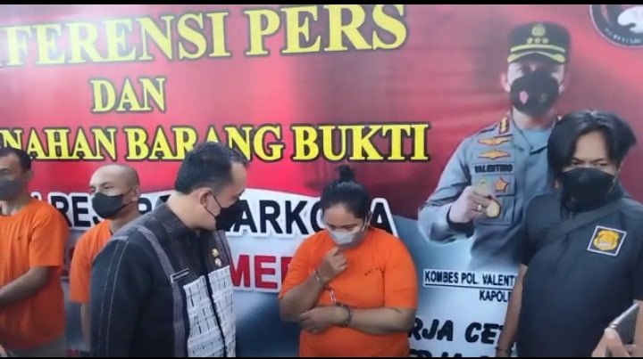 Ibu Kepling inisial Ais saat diintrogasi Wakil Wali Kota Medan dan 2 tersangka disampingnya. (Foto: Tim).